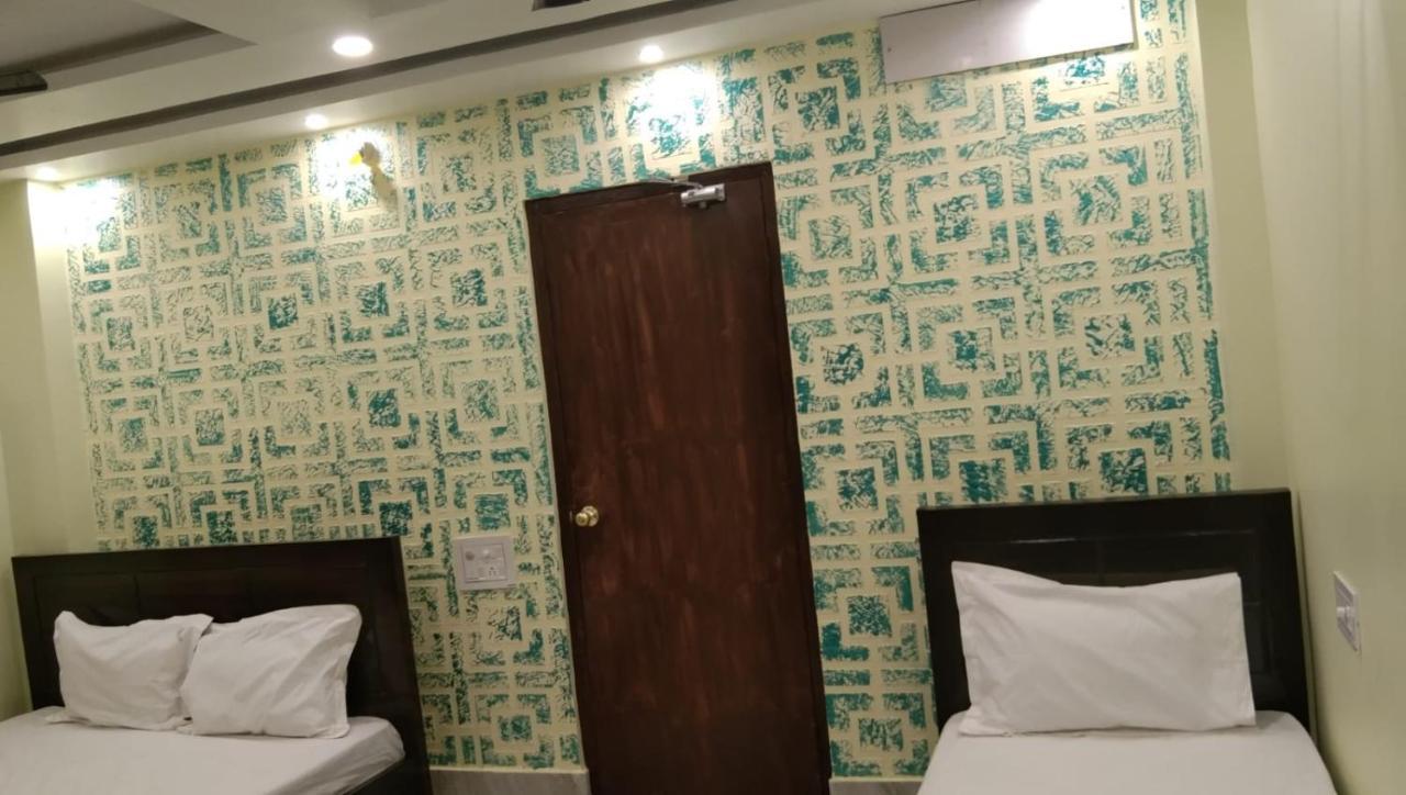 Dubby Indian Hotel Inn ! פורי מראה חיצוני תמונה